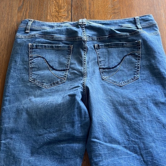 Lane Bryant Genius Fit distressed crop jeans size 18 - Picture 8 of 16